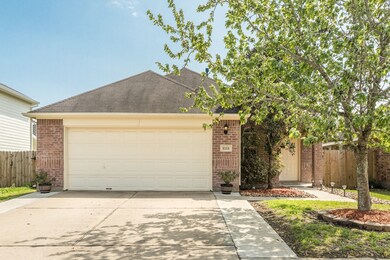 1111 Lasso Ct, Alvin, TX 77511 - photo 2