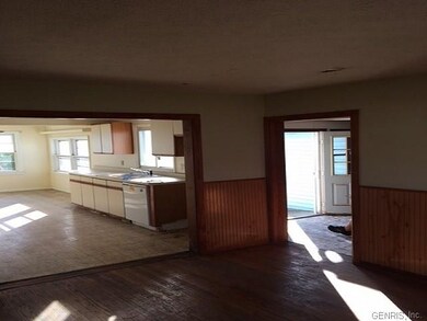 DINING AREA LOOKING INTO KITCHEN AND BREEEZEWAY