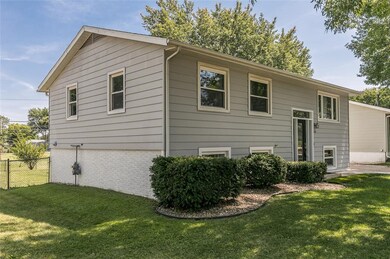 2313 Lori Dr SW, Cedar Rapids, IA 52404 - photo 3