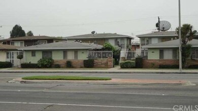 note common entry to this beautiful 4 unit buildin