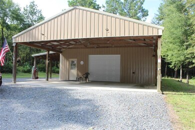SHOP?APARTMENT: 3 car parking. Overhead door. 1/2 