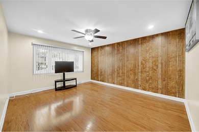 9454 Meadow Ln, Des Plaines, IL 60016 - photo 3