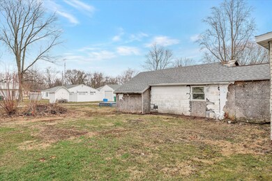 812 E Overton St, Tuscola, IL 61953 - photo 4