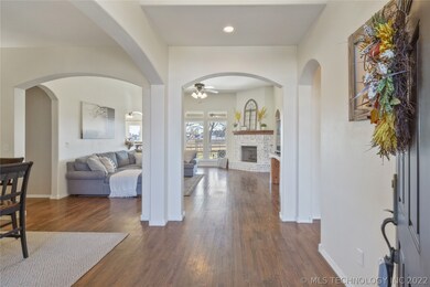 Welcome inside this flowing floorplan! Plenty of r