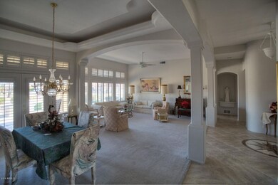 Great Rm Opens to Formal Dining