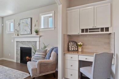 Stoneridge Encore - Build in Desk