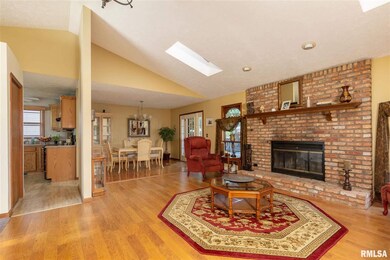 1023 W 59th St, Davenport, IA 52806 - photo 6
