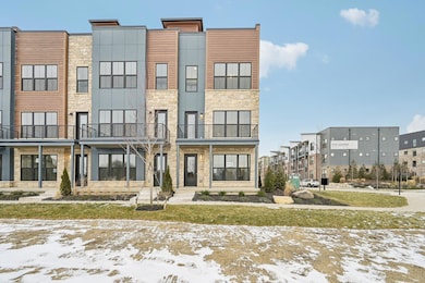 2262 Quarry Trails Dr, Columbus, OH 43228 - photo 3