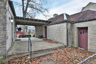 Breezeway & Entrance