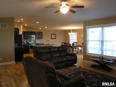 211 Park Ave, Bettendorf, IA 52722 - photo 2