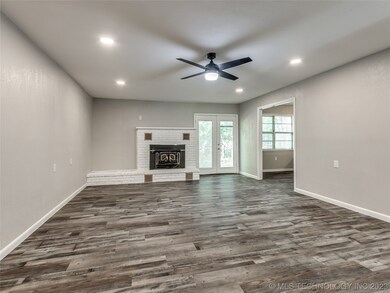 1501 N Fox St, Chouteau, OK 74337 - photo 4