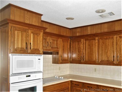 3008 Claremont Dr, Bartlesville, OK 74006 - photo 4