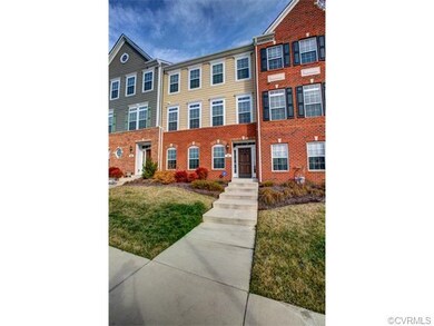 Brick/hardboard exterior with 11 front windows