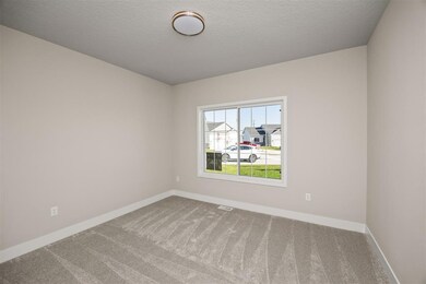 16738 Walnut Meadows Cir, Urbandale, IA 50323 - photo 6