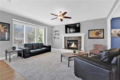 Open floor plan, warm fireplace, new carpet, conte