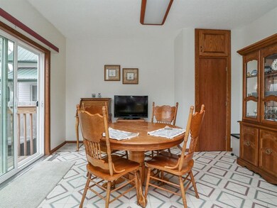 1222 1st St SW, Cedar Rapids, IA 52404 - photo 6