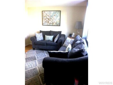 Living Room Spacious for family and entertaining a