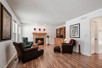 03_1323SycamoreLane_1_LivingRoom_LowRes