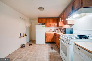 871 Hollins St, Baltimore, MD 21201 - photo 6