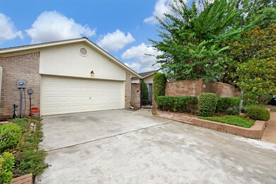 403 Towne Ct, Alvin, TX 77511 - photo 2