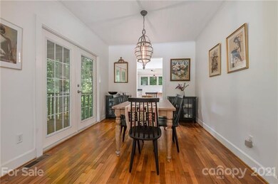 Dining Room situated between LR, Kitchen & Screene