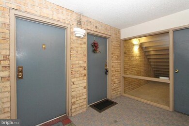 10214 Bushman Dr unit 104, Oakton, VA 22124 - photo 2