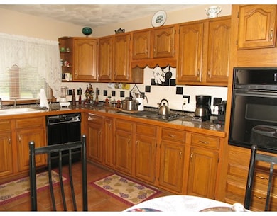 727 Mohawk Rd, Somerset, MA 02726 - photo 5