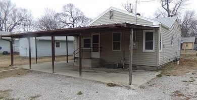 914 3rd St, Oswego, KS 67356 - photo 2