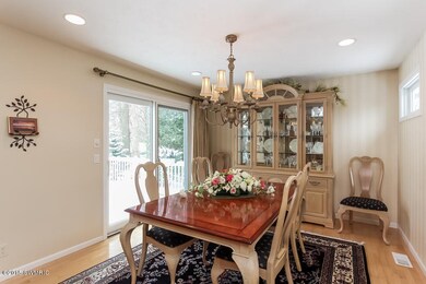 007-Dining_Room-1403682-mls - Copy