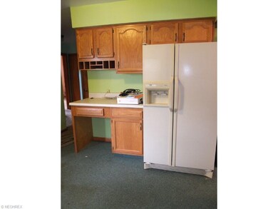 Fully applianced kitchen and dinette.