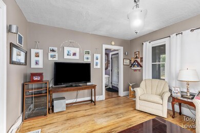 Living room w/hardwood floors