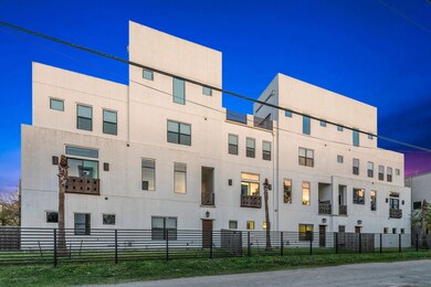 313 E 4th 1/2 St, Houston, TX 77007 - photo 2