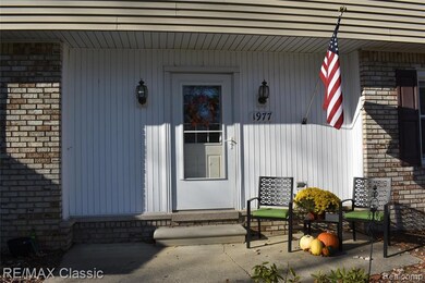 1977 Meadow Ridge Dr, Commerce Township, MI 48390 - photo 5