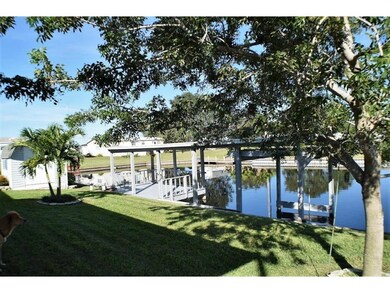 COVERED DOCKBOAT LIFT