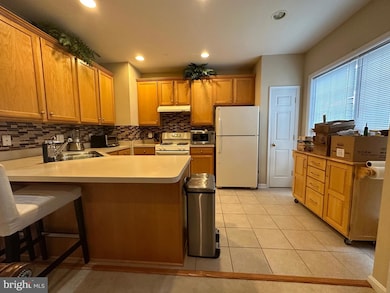 8935 Singleleaf Cir, Lorton, VA 22079 - photo 2