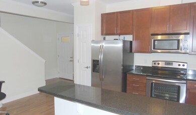 Breakfast bar & closet pantry