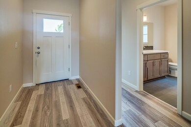 4876 SW Zenith Ave, Redmond, OR 97756 - photo 2