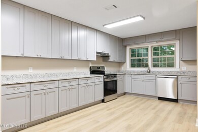 1304 Estelle St, Hattiesburg, MS 39402 - photo 6