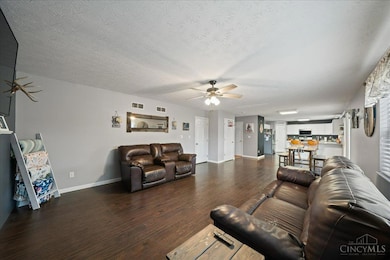 812 E Jameson Ct, Trenton, OH 45067 - photo 5