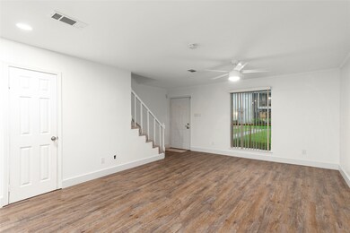 10240 Longmont Dr unit 48/1, Houston, TX 77042 - photo 3