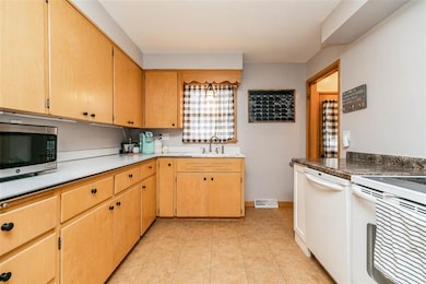 355 30th St NW, Cedar Rapids, IA 52405 - photo 7