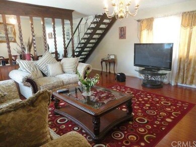 BRIGHT LIVING ROOM