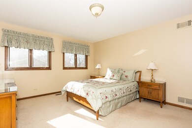 742 Buttonwood Cir, Naperville, IL 60540 - photo 2