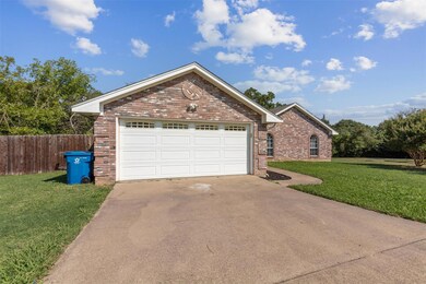 618 Pine Bluff St, Cleburne, TX 76031 - photo 3