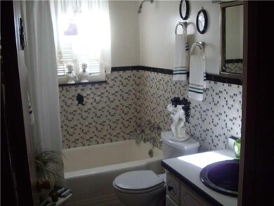 Full Bath. CLEAN, WELL MAINTAINED BATHROOM.