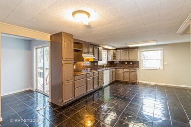 147 Pecos Cir, Carpentersville, IL 60110 - photo 3