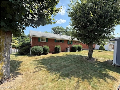 202 Crystal Ln, Weirton, WV 26062 - photo 7