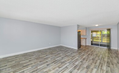 10209 W Kingswood Cir-large-004-007-1020