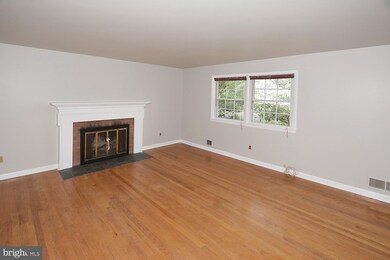 6717 Haycock Rd, Falls Church, VA 22043 - photo 3