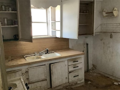 411 W Nebraska Ave, Walters, OK 73572 - photo 6